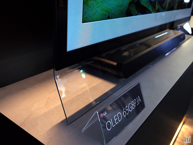 OLED G8Pではガラススタンドの間からスピーカが出ているデザインを採用する