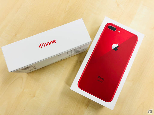 　横には赤い「iPhone」の文字。