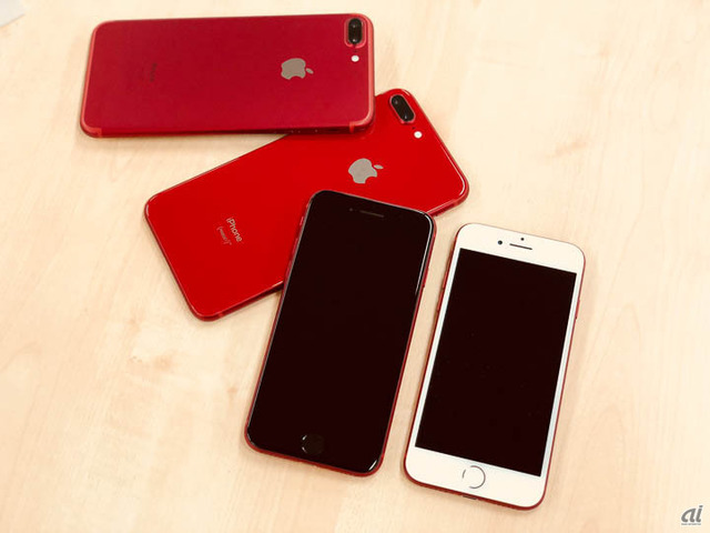 　ディスプレイ周りが白いiPhone 7シリーズと並べた。みなさんはどちらが好みだろうか？