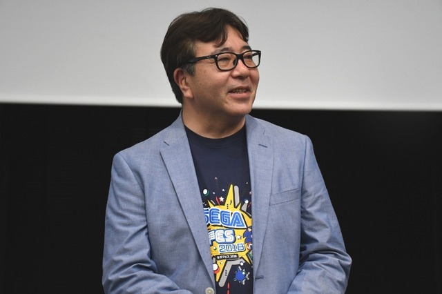 　インタビューを受けるセガゲームス 国内アジア事業部　副事業部長の宮崎浩幸氏。「かなりチャレンジをした」「今回はやってみなければわからない」としながらも、「出展している私たちも楽しもうと」と、笑顔で語っていた。