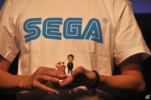 　告知として「SEGA × DMM.make 3Dプリントスタジオ」で販売している、購入者自身とゲームキャラクターが並ぶデフォルメフィギュアについて、里見氏自身と「光武二式」が並んだフィギュアを取り出してアピール。