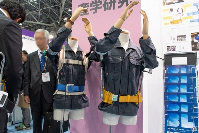 　日本船舶技術研究協会などが開発を進める「造船上向き作業用アシストスーツ」。右のラチェット（歯車）により固定するコンパクト型と、左の電磁ブレーキにより固定する機能型がある。コンパクト型は既に販売されており、他業種からも問い合わせがあるという。