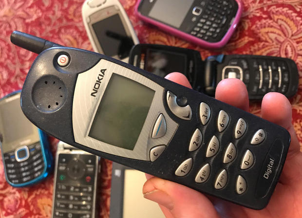 David Grober（米ZDNet マネージングエディター）

最初のデバイス：「Nokia 5165」、2000年

覚えていること：私が携帯電話を使い始めたのは遅く、2000年にAT&T Wirelessと契約してこの電話を使い始めた。30種類の着信音と3つのゲームがあり、連絡先は100件まで登録できた。週に1度しか充電しなくてもよかった。

現在のデバイス：「iPhone 7」