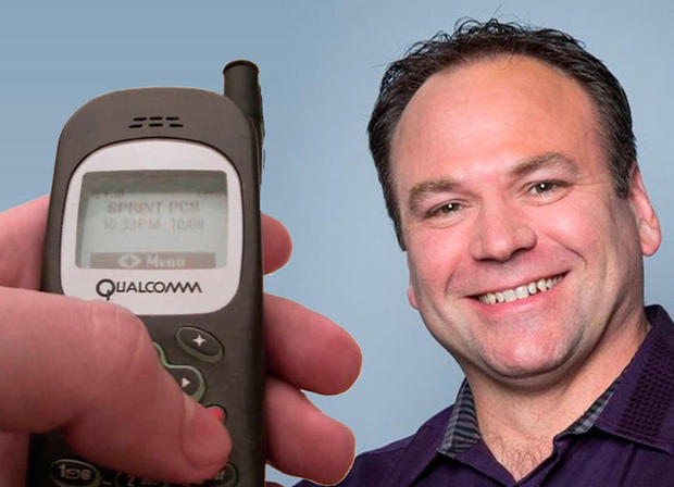 Matt Miller（米ZDNet「The Mobile Gadgeteer」）

最初のデバイス：「Kyocera QCP 2035」、2000年

覚えていること：携帯情報端末（PDA）を1997年に使い始めていたが、主に妻と3人の娘の安全のために初めてこの携帯電話を買った。電話の下部に接続するケーブルが、自分の「Palm」PDAに接続できることにすぐ気付いた。電話を接続してISP番号をダイヤルし、懐かしいモデム接続の完了音を聞いていた。コンテンツをPDAで表示するために「AvantGo」をダウンロードした。

現在のデバイス：主に「iPhone X」
