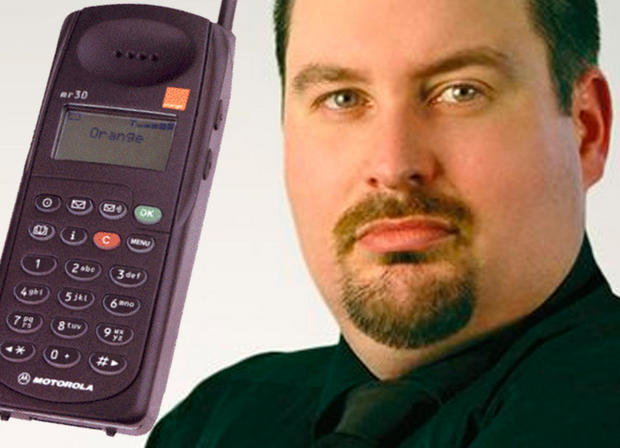 Adrian Kingsley-Hughes（テクノロジリポーター）

最初のデバイス：「Motorola MR30」、1994年

覚えていること：バックライトや厚みのあるボタンが気に入っていた。引き出し式のアンテナにも感動していた。アンテナをよく口で引っ張り出していたが、ある時壊してしまい軽くやけどするはめに。また、よく覚えているのは風船を持った娘と車に乗っているときに、その電話が鳴った瞬間に風船が割れてしまったことだ。電話が発する何かが影響したのか、ただの偶然なのかは分からない。

現在のデバイス：「iPhone 8 Plus」