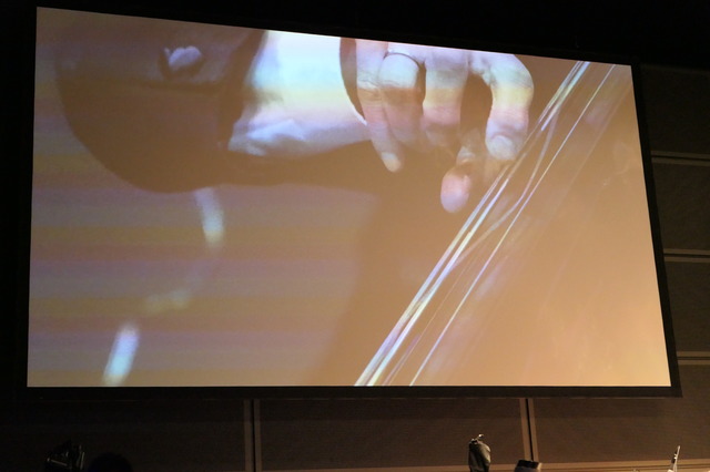 　CMOSイメージセンサの誤差によって起こる「ローリングシャッター現象」を使って弦楽器の弦の振動をスクリーンに映し出した。