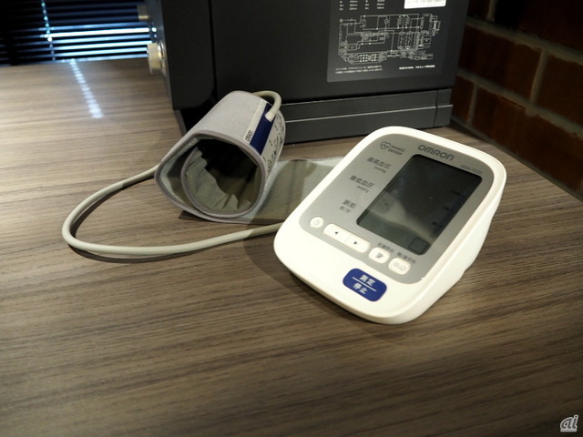 　トースターやオムロン製の血圧計も設置されている。