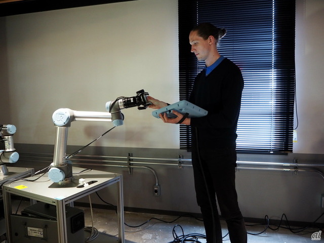 　ロボットのアームを動かす、オムロン サイニックエックス ロボティクスグループ シニアーリサーチャーのフェリクス フォン ドリガルスキ氏。