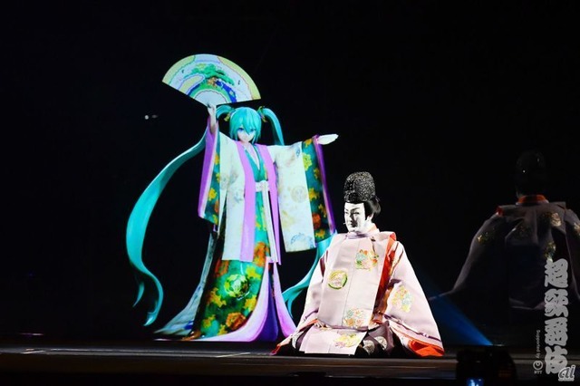 　「積思花顔競 -祝春超歌舞伎賑-」主演の中村獅童さん（右）と、初音ミク（左）。