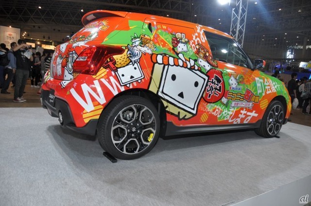 　日本各地で開催しているニコニコ町会議をめぐる、各種ニコニコカーが展示されている「ニコニコカーブース」。