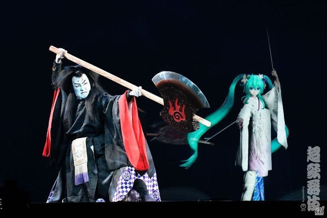 　歌舞伎俳優とボーカロイドキャラクターの共演という新しい歌舞伎の形を実現した、「超歌舞伎」の第3作目となる「積思花顔競」（つもるおもいはなのかおみせ）。中村獅童さんと初音ミクによって上演された。