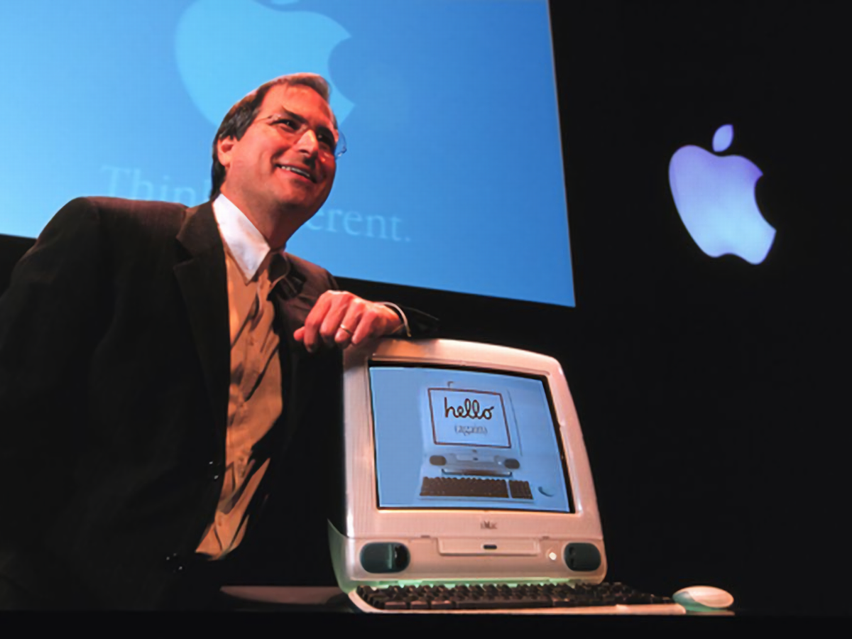 iMac」が20周年、ジョブズ氏による発表の動画をクック氏が iMac」が20周年、ジョブズ氏による発表の動画をクック氏が