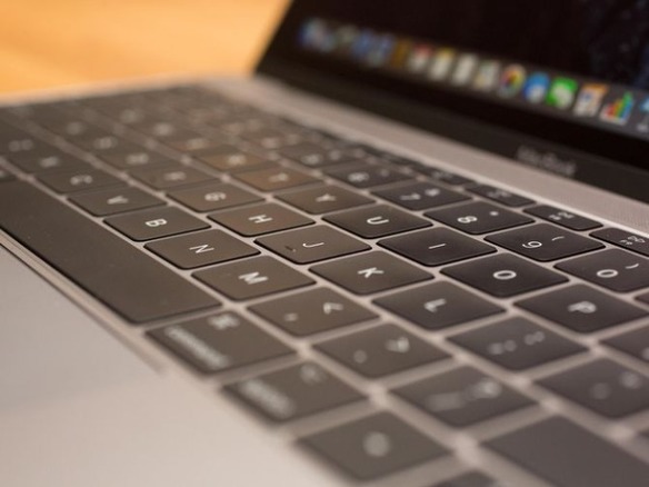 アップル、「MacBook」のキーボード不具合で集団訴訟に直面
