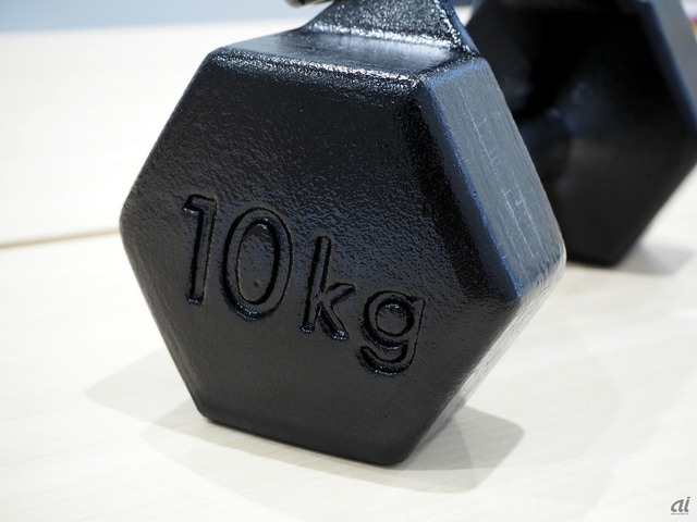 　10kg ウルトラスーパーマッチョケース for iPhone Xは、これまでSoftBank SELECTIONが製作してきた薄型で軽量なケースとは正反対のコンセプトとなる「世界最重量」を目指したもの。鉄製で、重さは約10kgある。