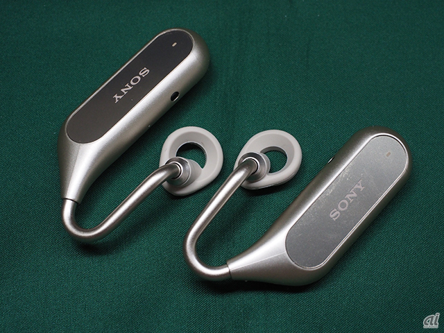 Xperia Ear Duoは外音が聞こえる形状になっていながら、くっきりとした音で音楽や情報を伝えてくれる、左右独立型の完全ワイヤレスイヤホン。左右の本体部がタッチパネルになっており、さまざまな操作ができる