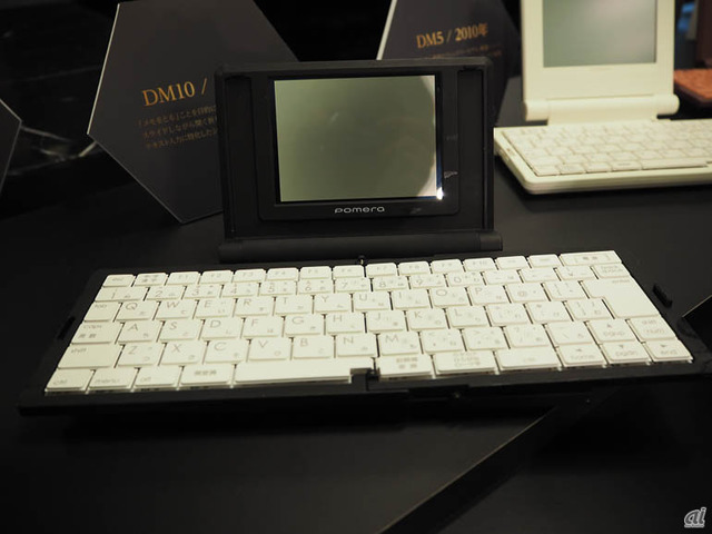 　2008年に発売の「DM10」。メモをとることを目的に開発された初代モデルだ。スライドをしながら開く折りたたみ式キーボード。テキスト入力に特化したことで、振り切ったシンプルなコンセプトが支持され、10年続く製品となっている。