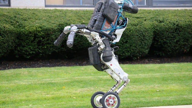 搬送ロボット「Handle」

　外見は不格好だが、「Handle」は非常に役に立つロボットだ。車輪と脚を併せ持ち、様々な地形を歩ける。Boston DynamicsはHandleを「それぞれの長所を持つ」ロボットだと説明する。

　Handleの最大の魅力の1つは、45kgまでの重い荷物を持ち上げられる能力だ。あなたの体重が45kg以上だといいのだが。

　ロボカリプス度は4。舗装された地上では速いが、あなたを踏みつけることよりも荷物を運ぶことに興味を持つから。