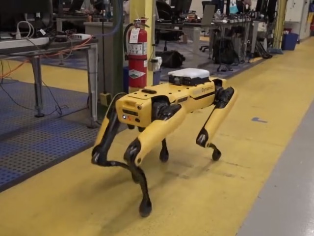 犬型ロボット「SpotMini」

　Boston Dynamicsは、歩き、登り、走り、跳び、重い荷物を運び、ドアを開け、後方宙返りまでするさまざまなロボットを製造してきた。これらは印象的で時には楽しく、時には少し不気味だ。

　新たなロボットが披露されるたび、米CNETは面白がって「ロボカリプス度（ロボットによる黙示録度）」を10段階で評価してきた。これは、人類にとっての将来の脅威レベルを示す。

　ドアを開けることもできる犬型ロボット「SpotMini」には、親しみやすさと不気味さが同居している。このロボットは、兄に当たる「Spot」の小型版だ。オプションのアームを装着すれば、物をつかめる。その様子は、奇妙なキリンのようだ。

　Boston Dynamicsによると、SpotMiniは同社が作った中では「最も静かなロボット」なので、暗闇の中で近づいてきても気づかないかもしれない。

　ロボカリプス度は5だ。ちょっとかわいいし、1回の充電で90分しか動けないので。