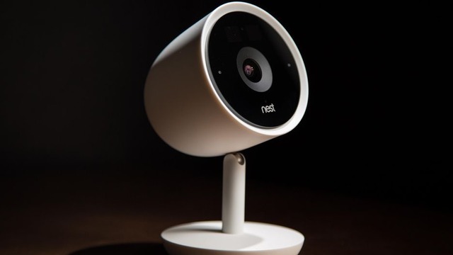 「Nest Cam IQ」

　Googleアシスタントが、スピーカとスマートフォンという枠を跳び越えたのが、Nest Cam IQである。スマートカメラでありながらマイクを内蔵しているので、カメラの中のGoogleアシスタントに向かって話しかけることができる。

　Googleアシスタント搭載デバイスの種類は間もなく、煙探知器などにまで広がろうとしている。天井に向かって音声コマンドを発せられるというわけだ。