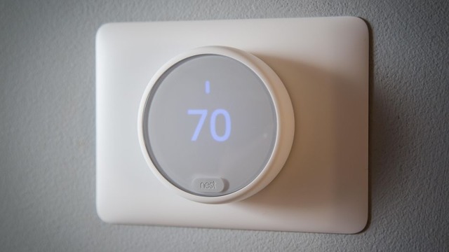 室温調節から車の制御まで

　Googleアシスタントでスマートホームを制御するには、デバイスをリンクする必要がある。例えば、「Nest Thermostat」の場合、NestのアカウントをGoogleアシスタントにリンクさせる。そうすれば、スマートスピーカに向かって「ねぇ Google、室温を2度上げて」と言えば実行してくれる。

　現時点でGoogleアシスタントは、サーモスタット、スマート照明、スマートスイッチ、スマートロック、スプリンクラー、セキュリティシステムなどから大型家電、さらに一部の車まで、さまざまな対応製品を制御できる。加えて、先頃開催された開発者向けカンファレンスで、Googleは対応デバイスをいくつか発表した。