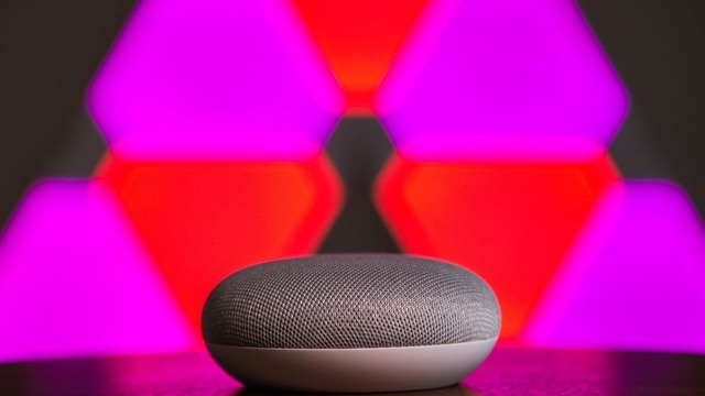 Google Home Mini

　筆者が対応デバイスのなかで特に気に入っているのは、Google Home Miniである。Google Homeと同じスマート機能を全て備えていながら、49ドル（税込6480円）というお手頃価格だ。