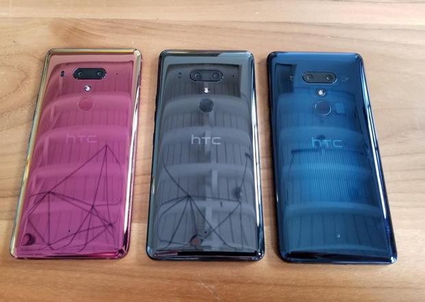 　HTCが米国時間5月23日、「HTC U12＋」を発表した。

　一見してわかる外観上の顕著な特徴は、最新の「Android」搭載スマートフォンながら、Appleの「iPhone X」で一般的になった画面上部のノッチがない点だ。また、上下のベゼルを最小限にし、両サイドのベゼルをほぼなくすなど、従来型のディスプレイを大幅に改善している。


仕様


プロセッサ：「Qualcomm Snapdragon 845」（2.6GHz、オクタコア）

ディスプレイ：6.0インチ、画面解像度2880×1440の「Super LCD 6」、縦横比18：9（537ppi）

OS：「Android 8.0 Oreo」

RAM：6Gバイト、DDR4x

ストレージ：64Gバイトまたは128Gバイト内蔵（UFS 2.1）、microSD拡張カードスロット

カメラ：リアカメラは12メガピクセル、f/1.75の「HTC UltraPixel 4」と、16メガピクセル、f/2.6、光学ズーム2倍の望遠カメラ。フロントカメラは8メガピクセルのデュアルカメラで、f/2.0、広角、ボケモードつき

防水防塵：IP68

接続：Wi-Fi 802.11 a/b/g/n/ac （2.4/5GHz）、MU-MIMO、Bluetooth 5.0、GPS、GLONASS、Galileo、BeiDou、NFC

センサ：加速度計、指紋センサ、ジャイロセンサ、磁気センサ、近接センサ、周辺光センサ、エッジセンサ

バッテリ：3500mAh、取り外し不可、「Quick Charge 3.0」対応

サイズ：156.6×73.9×9.7mm、188g

カラーバリエーション：トランスルーセントブルーとセラミックブラック。一部市場では2018年内に「Solar Red HTC U11」のようなレッドが登場予定