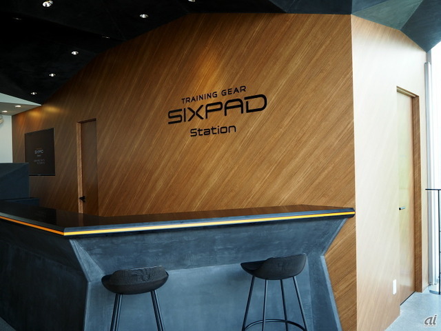 　ここからは、SIXPAD STATIONの施設と、実際のプログラムの体験を紹介する。SIXPAD STATIONのエントランスだ。