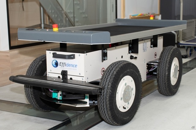 　180キログラムまでの荷物が搭載可能な「EffiBOT」。追従走行などが可能な大型自律ロボットで、整備施設などでの使用を想定しているという。