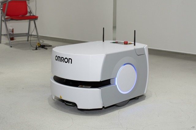 　ラボで検証中のロボット。現在は搬送系ロボットを検証しているという。こちらは「モバイルロボット LDシリーズ」。自らが作成したマップを基に、最も効率の良いルートを選択して移動する自立型ロボット。空港内での旅客手荷物の運搬を想定しているという。