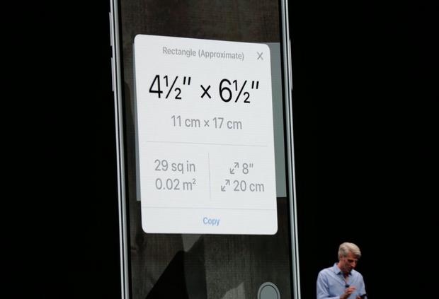 「Measure」アプリ

　AppleはARアプリの「Measure」（メジャー）も披露。カメラを使って実際のモノの長さを測れる。3Dにも対応している。
