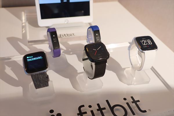Fitbit Ace（上段）とFitbit Versa（下段）