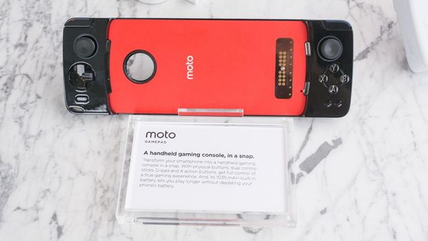 　moto z3 playを携帯ゲーム機に変える、このゲームパットを買うのもアリだ。