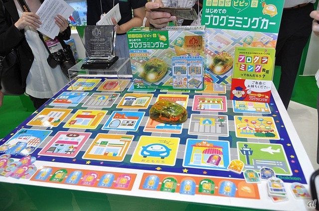 　学研ステイフルブースの、プログラミング的思考が遊びながら身に付く知育玩具「カードでピピッと はじめてのプログラミングカー」。
