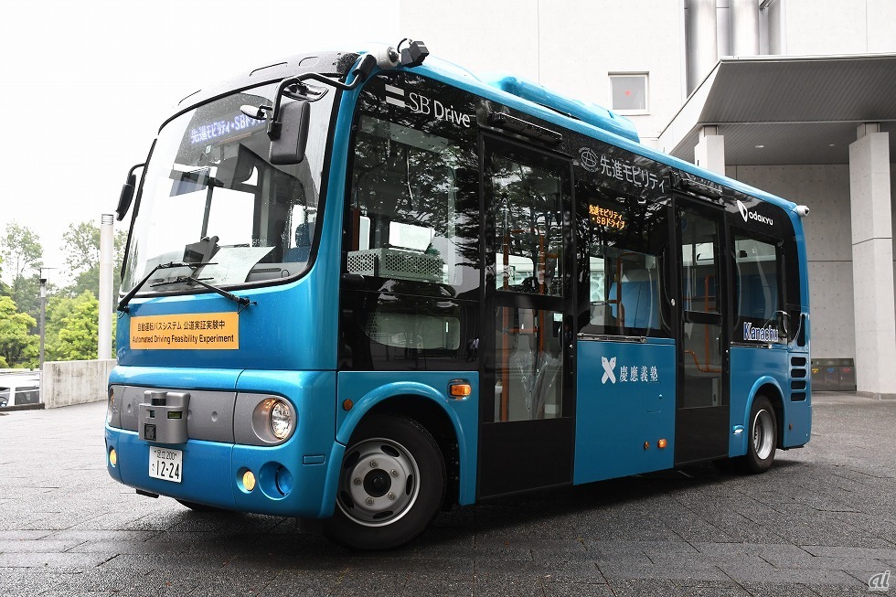 市販のバス「ポンチョ」を改造した実証実験用の車両