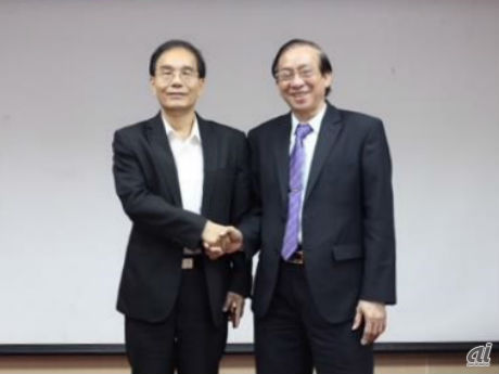 投資・貿易促進センター（ITPC）のPham Thiet Hoa所長（右）と、シャープの戴正呉社長（左）