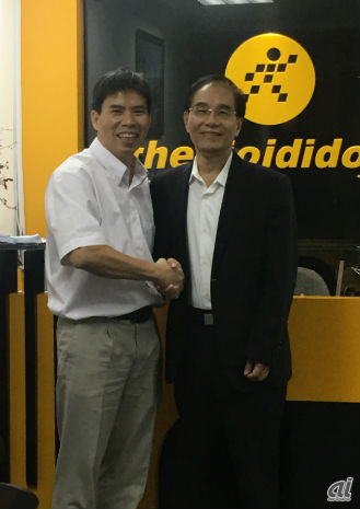 TGDDのNguyen Duc Tai会長(左)と、シャープの戴正呉社長(右)