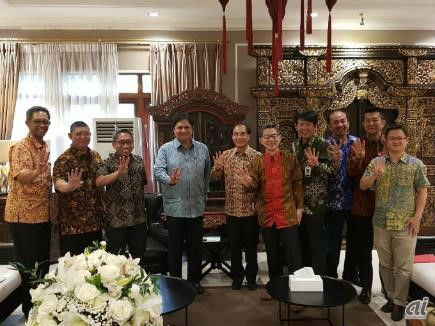 左から4人目がインドネシア工業大臣Airlangga Hartarto氏、同5人目がシャープの戴正呉社長。指で「4」を示したのは、Industry 4.0の意味がある。

