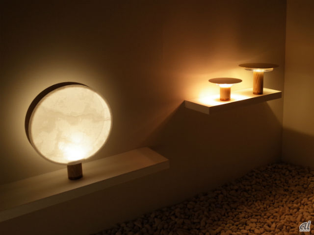 　ふすまや障子の素材を用いた照明器具「To gaku」。ライトユニットと呼ばれる照明部をさまざまなパーツと組み合わせることで、照明が作り出せる仕組み。