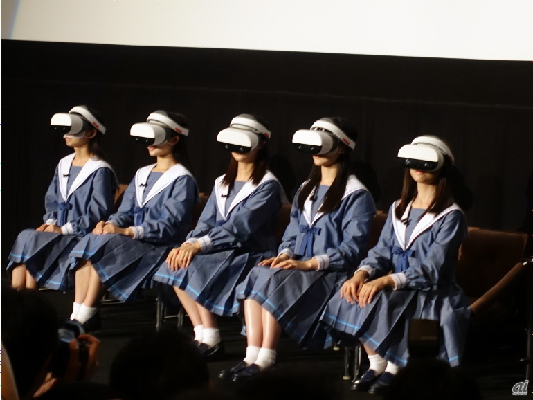 VR映画をSTU48の石田みなみさん。今村美月さん、田中皓子さん、土路生優里さん、薮下楓さんらが体験した