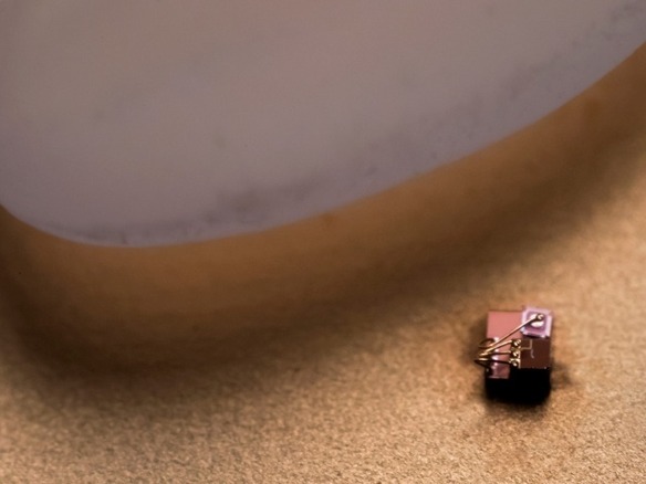 ミシガン大、米粒が巨大に見える世界最小「コンピュータ」開発--サイズ0.04立方mm