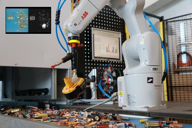 　欧州連合（EU）が出資するロボット工学プロジェクト「ECHORD++」は最先端のロボット工学研究の成果を市場に投入することを目指している。本記事では独自の視点で生み出された数々のロボットを紹介する。

バッテリ探知ロボット

　このロボットは、廃棄された電気製品の中からバッテリを探し出す。廃棄されたバッテリは環境に有害なため、これは重要なタスクである。バッテリ部品のリサイクルも可能になる。このシステムは、ABB製の標準的なロボットアームに、特殊なセンサ装置とグリッパーとなる把持（はじ）装置を使用する。