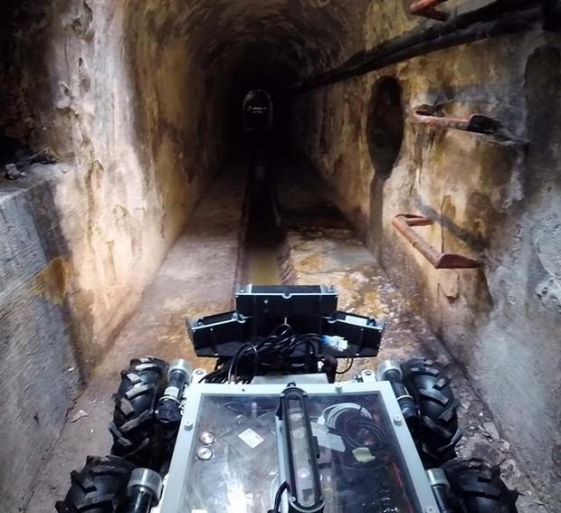 下水道検査ロボット

　下水道検査ロボットのSIARは、都市の下水道を進みながら検査するために作られた自律型陸上ロボットのプロトタイプだ。下水道が危険で不快な作業現場であることを考えると、多くのセンサを搭載するロボットを送り込んで、インフラを検査させるというアイデアは、理にかなっている。