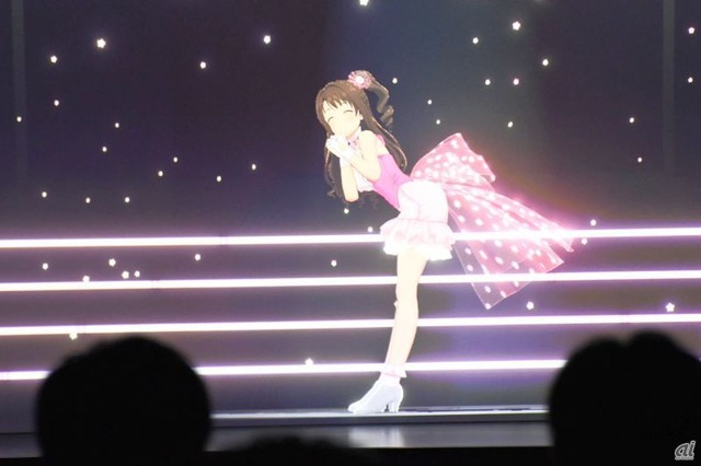 　アイドルの衣装デザインやキャラクターモデルなどは、今回の公演のために制作されたもの。腰についている大きなリボンが特徴で、透明かつ“ふわふわ感”はCG STAR LIVEならではのもの。