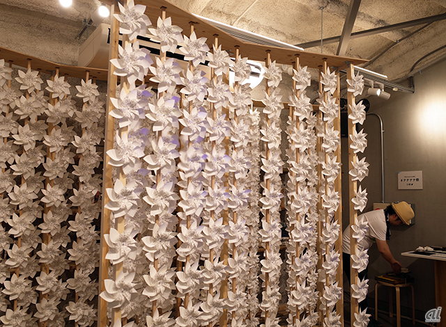 　ナナナナ祭の3階スペースなどに飾られている風車は「Papertype×Shibuya」によるもの。紙製の活版印刷用活字（紙活字）の普及と可能性を探るプロジェクトで、紙活字を印刷した白い紙を使用している。
