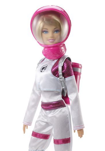 宇宙飛行士（2013年）

　2013年にはバービーは火星の上を歩いた最初の女性になった。どうやら1986年の時の、ピンクとシルバーメタルの宇宙服の素材が残っていたようだ。