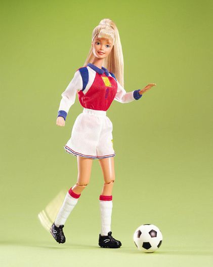 サッカー選手（1998年）

　膝が曲がるようになったこのバービーは、たちまちサッカーのスーパースターになった。