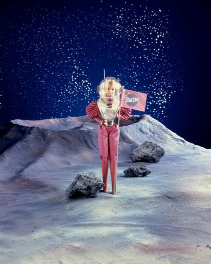 宇宙飛行士（1986年）

　バービーは80年代の宇宙飛行士としても輝かしい存在になった。大きなパフ袖のついたピンクとシルバーメタルのボディースーツに、ピンクの膝丈ブーツという姿だが、宇宙でのダンスパーティー用のミニスカートに着替えることもできた。