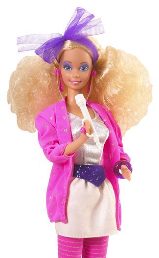 ガールズバンド（1986年）

　「Jem and the Holograms」（注：80年代にテレビ放映されたガールズバンドを題材とする米のアニメ）の人気が出ると、バービーは髪型とアイシャドウに工夫を凝らし、彼女らに対抗するバンド「Barbie and the Rockers」を結成した。