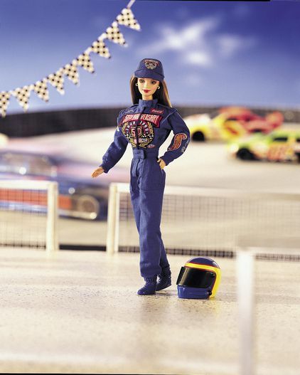 NASCARドライバー（1998年）

　1998年にはNASCARのドライバーになることができた。「Hot Wheels」（注：バービーの製造元であるMattelが販売するおもちゃのミニカー）で訓練を重ねていたのかもしれない。