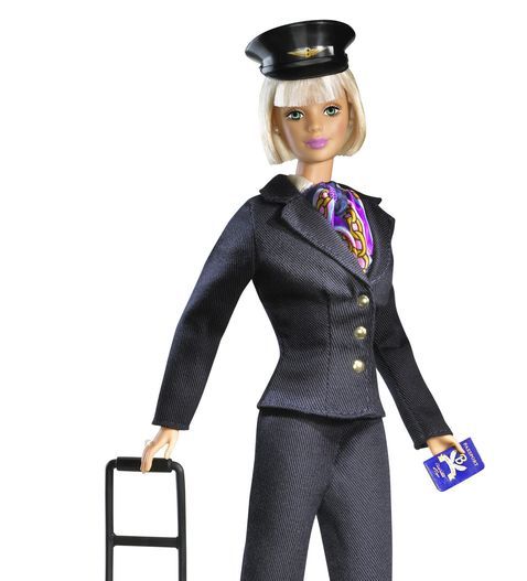 旅客機のパイロット（1999年）

　キャビンアテンダントとして航空業界で働き始めたバービーだが、1999年にはパイロットになった。この人形には制服とおそろいのスーツケースも付属していた。